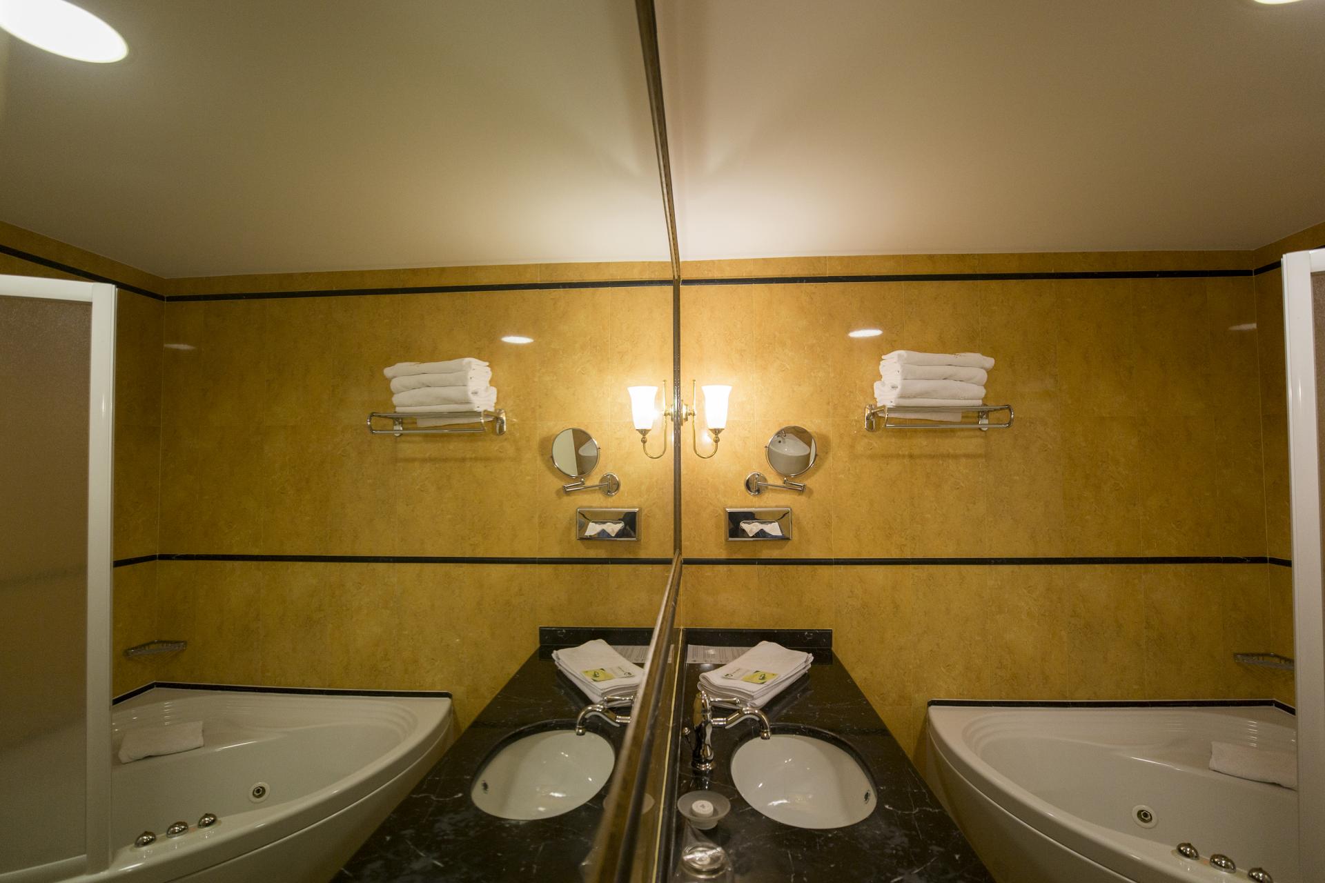 Hotel Izvor - kupatilo iz drugog ugla.png