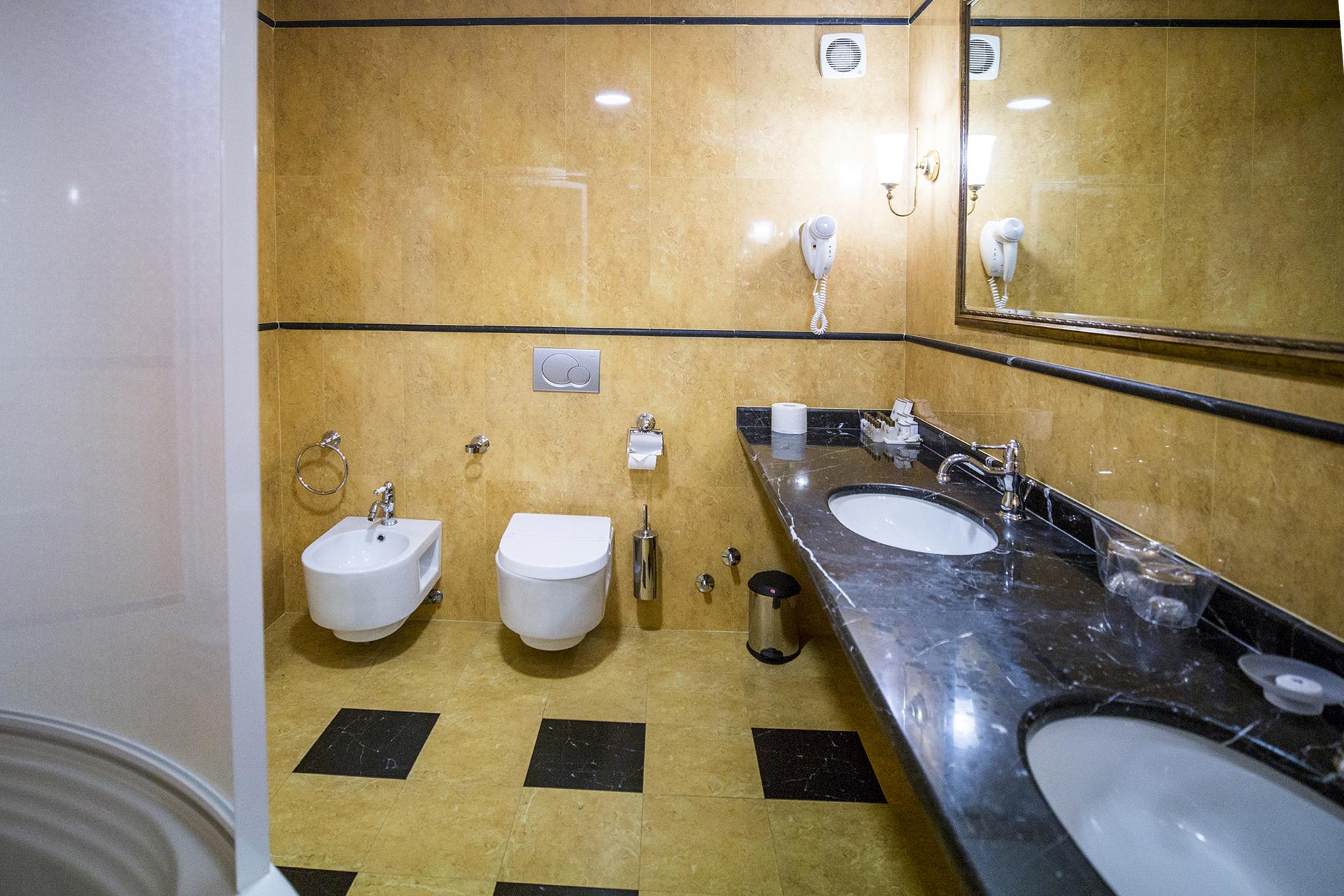 Hotel Izvor - kupatilo.png