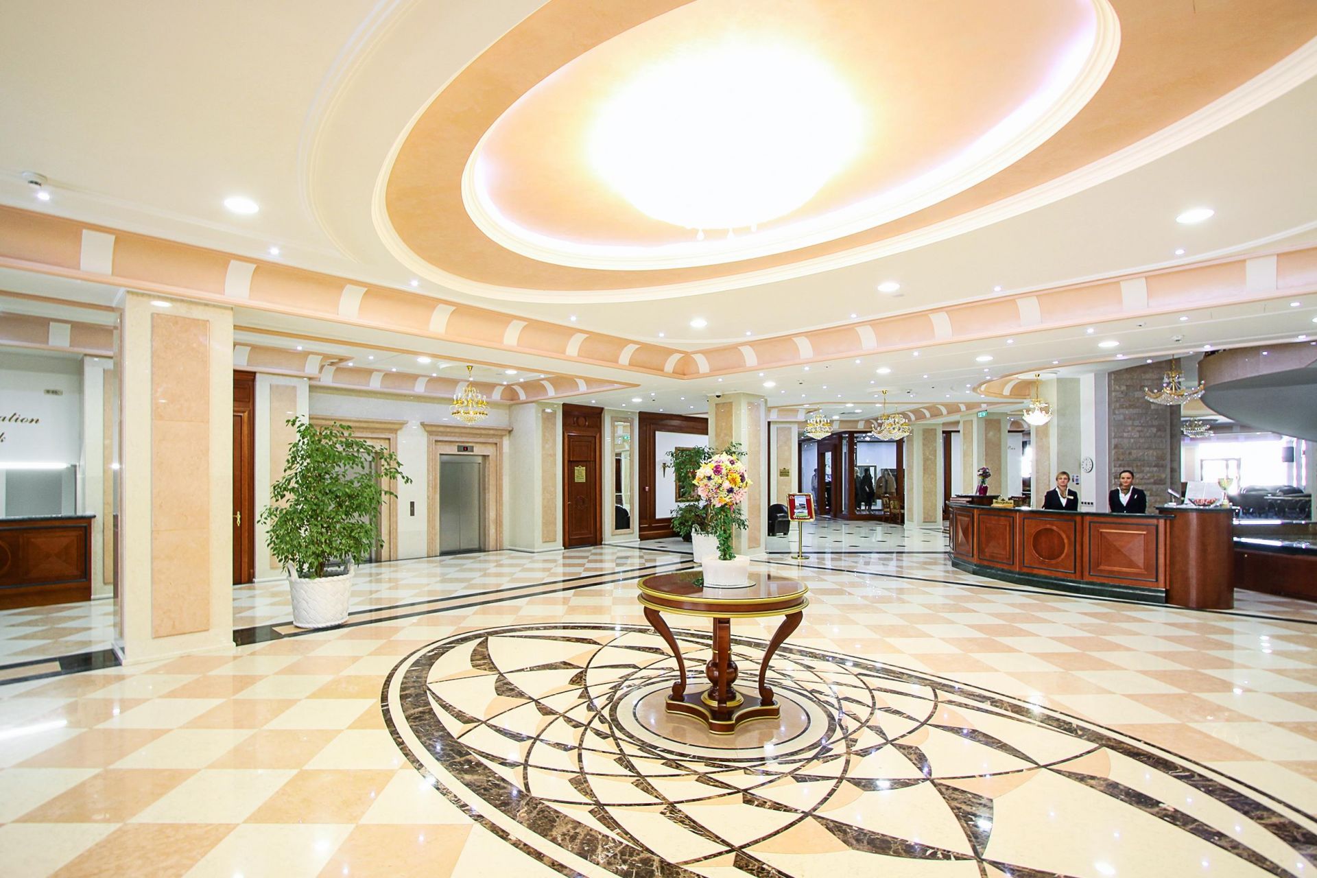 Hotel Izvor - recepcija iz drugog ugla.png