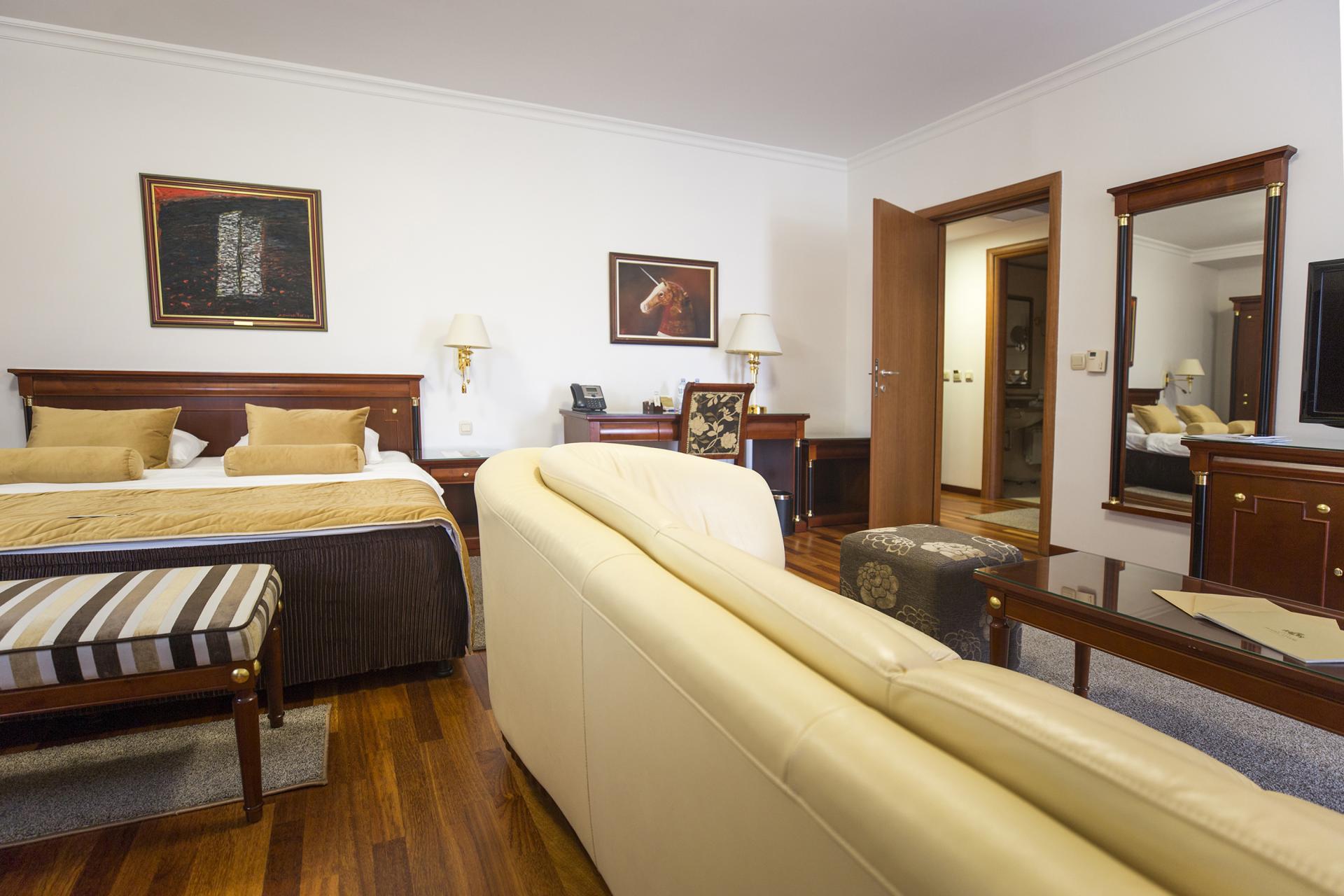 Hotel Izvor - soba iz drugog ugla.png