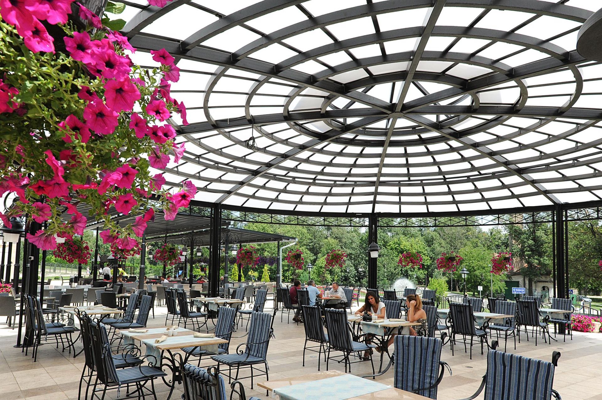 Hotel Izvor - terasa restoran.png