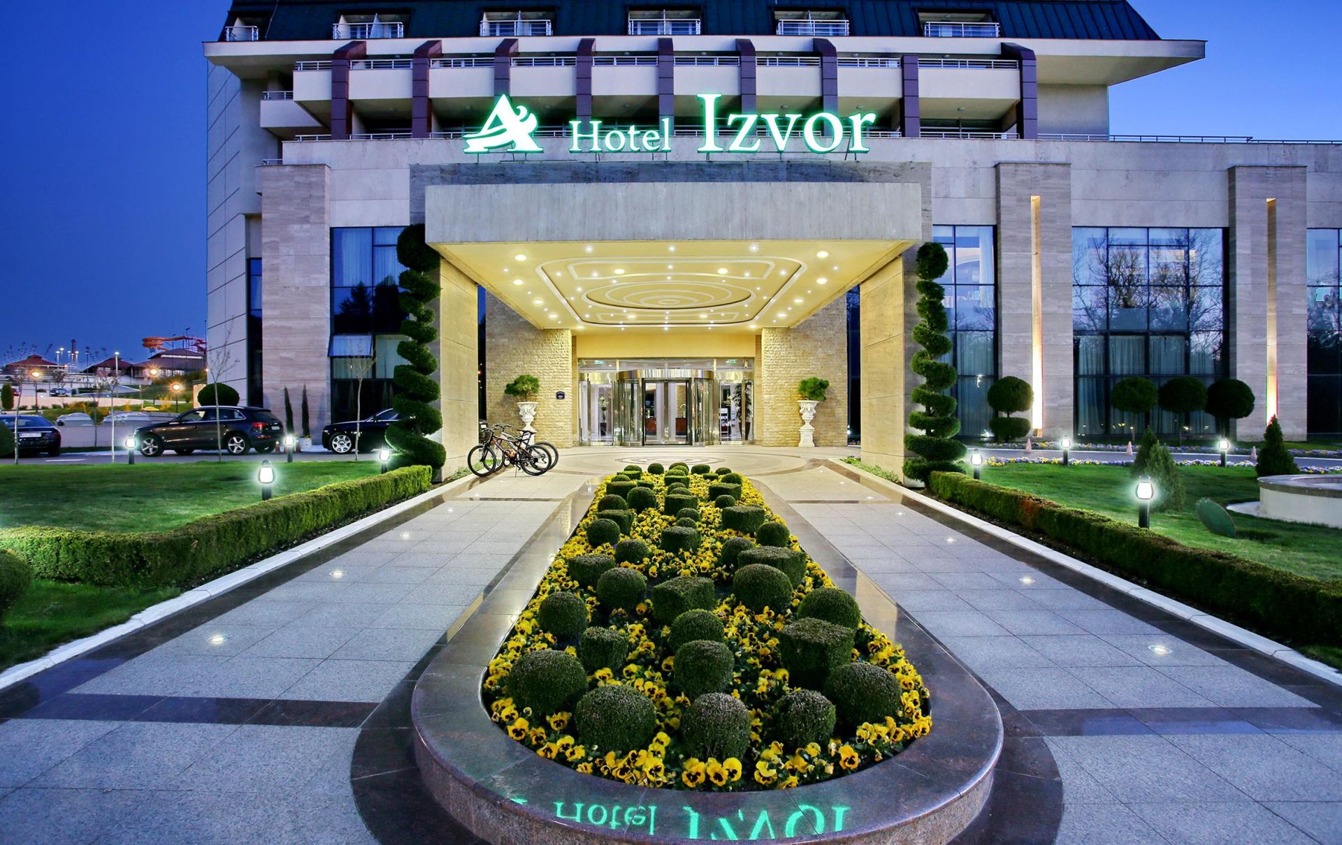 Hotel Izvor - ulaz u hotel noću.png