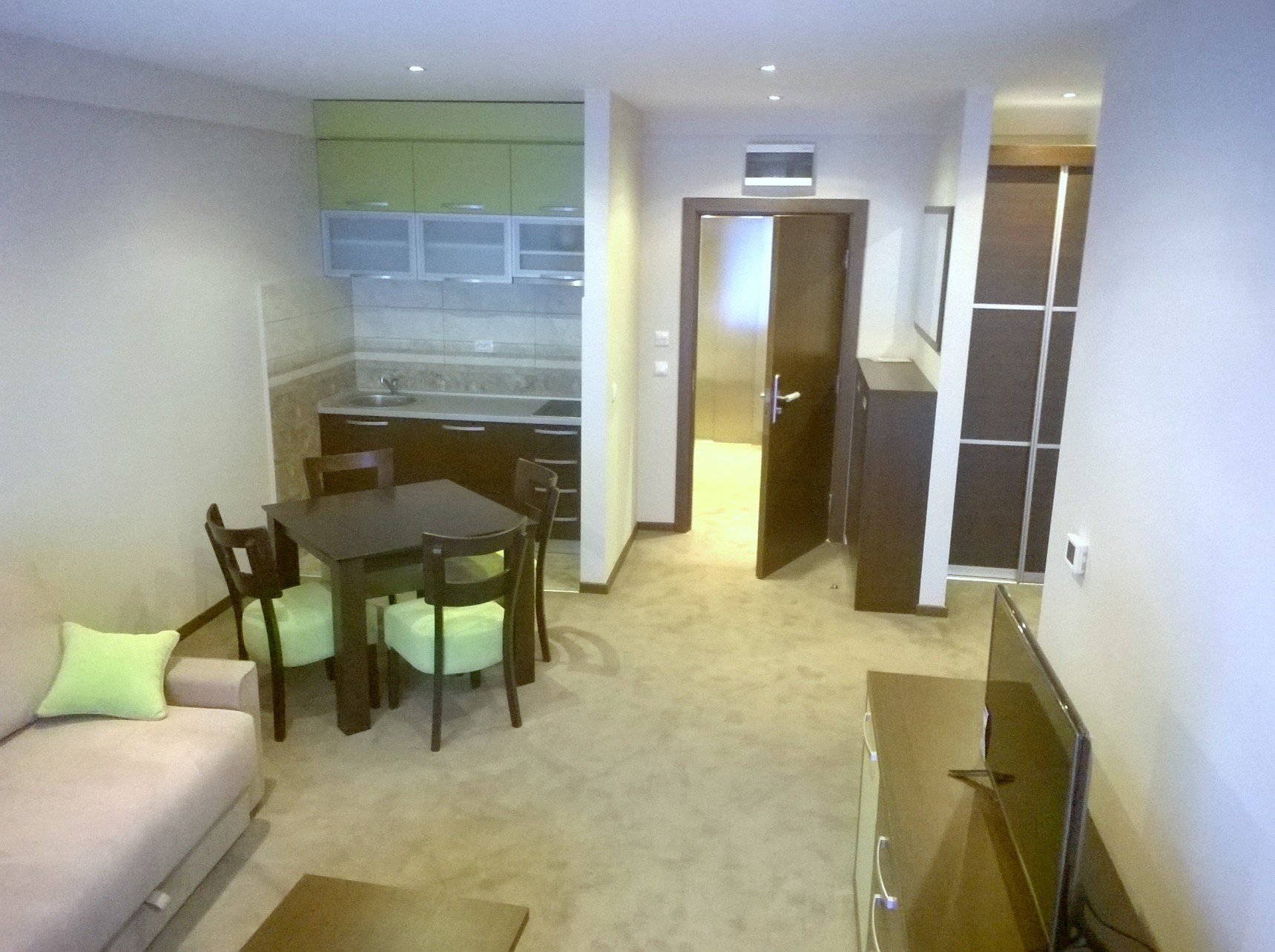 Zlatiborski Konaci - Superior apartman sa dve spavaće sobe - dnevno trepezariski boravak.png