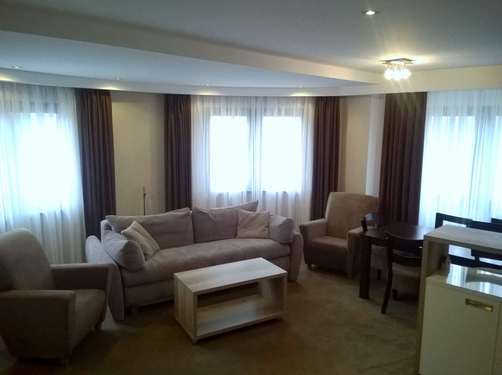 Zlatiborski Konaci - lux apartman sa dve spavaće sobe - dnevna soba.png