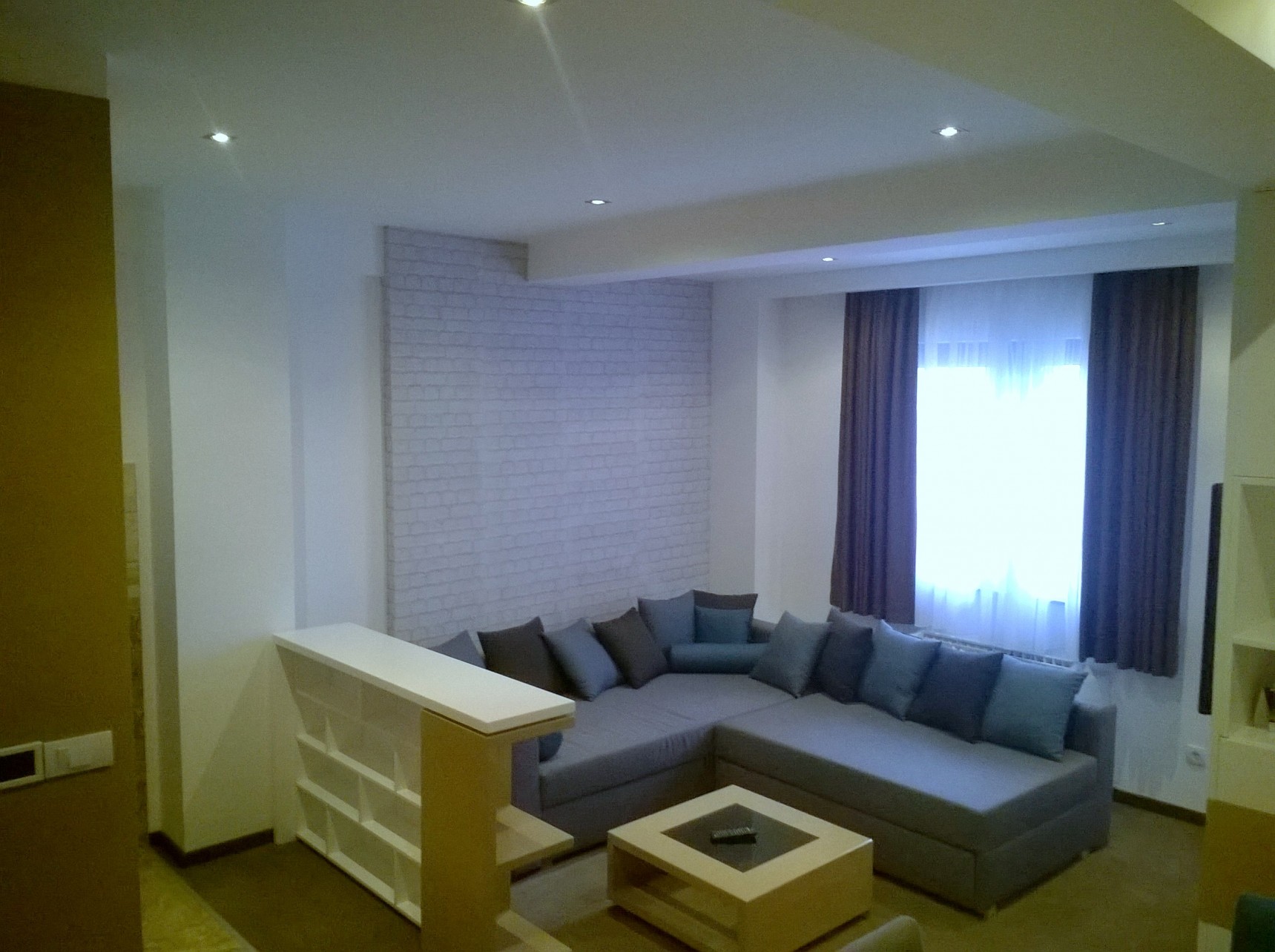 Zlatiborski Konaci - lux apartman sa dve spavaće sobe - ugaona garnitura.png