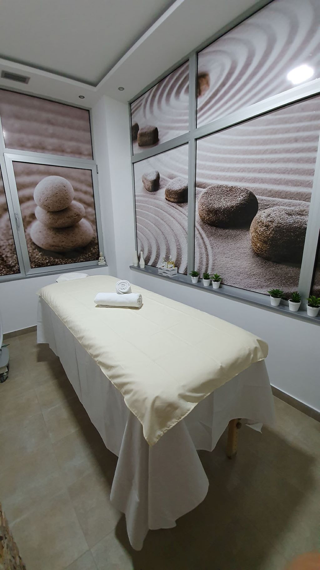 Royal Spa - sto za masažu.jpg