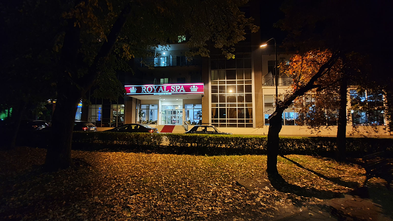 Royal Spa - ulaz u hotel noću.jpg