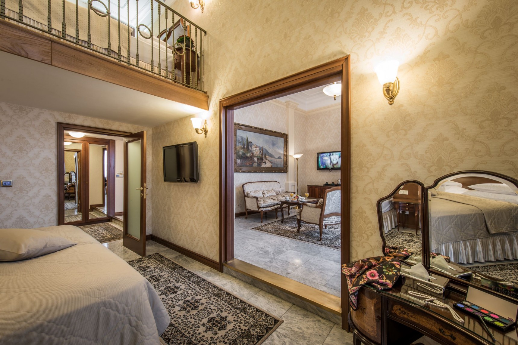 Hotel Moskva-Royal suite.png