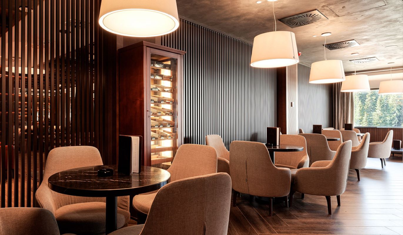 Grand Hotel & Spa - sto i stolice bara.jpg