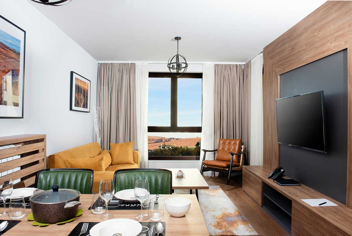 Hotel Zlatibor Mountain Resort & Spa-Superior apartman pogled jezero ili planina.jpg