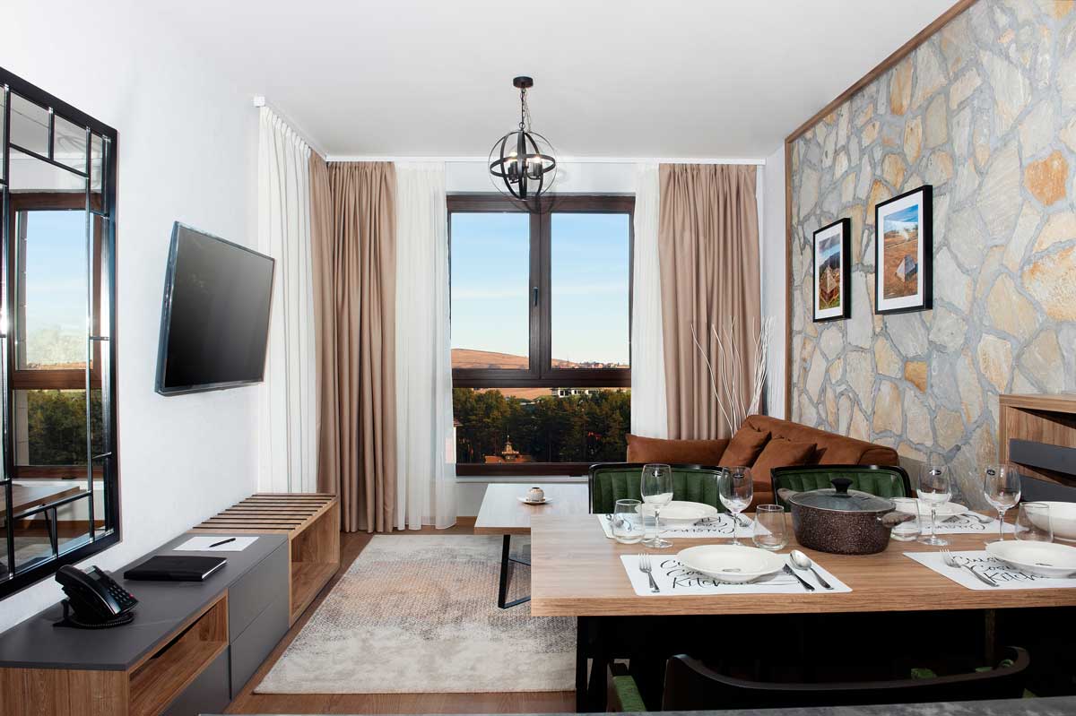 Zlatibor Mountain Resort & Spa-Junior apartman pogled planina.jpg