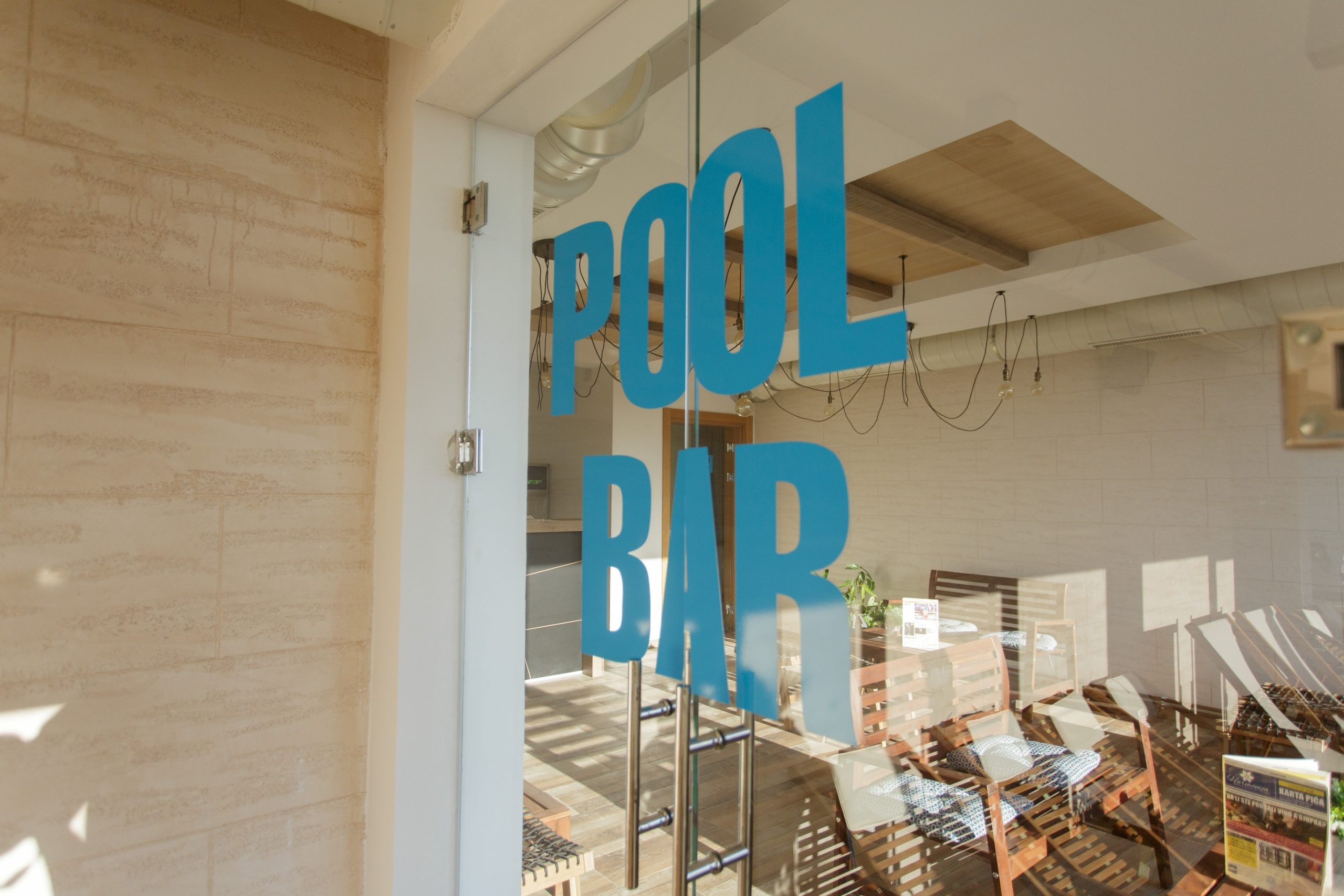 Harmonija - ulaz u bar pored bazena.jpg
