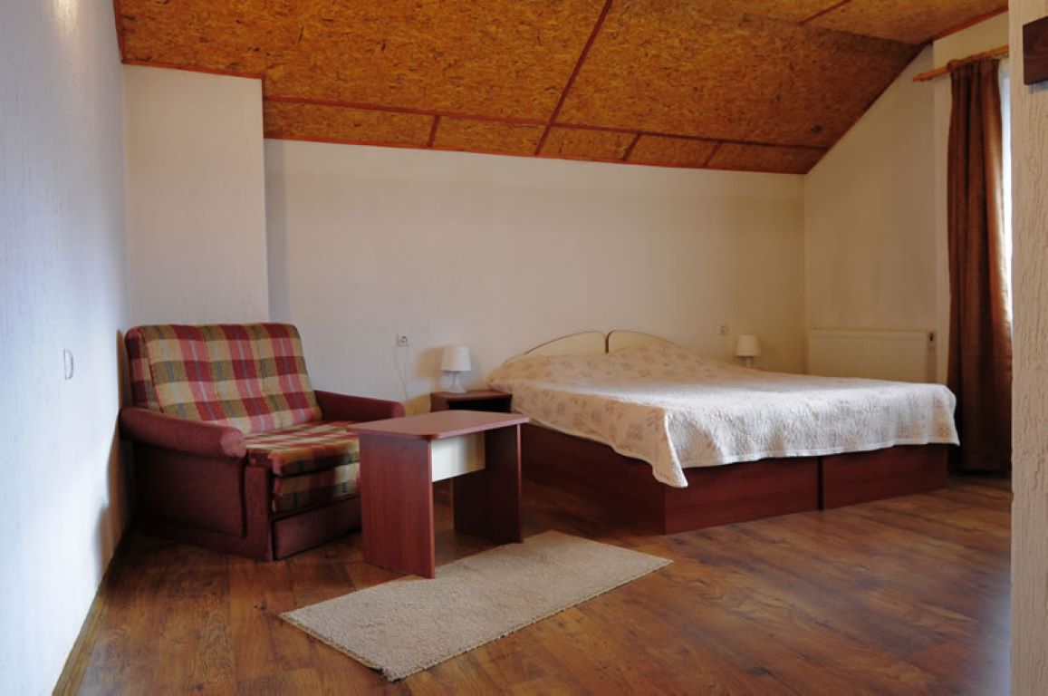 Hotel Mishel-Trokrevetna soba.jpg
