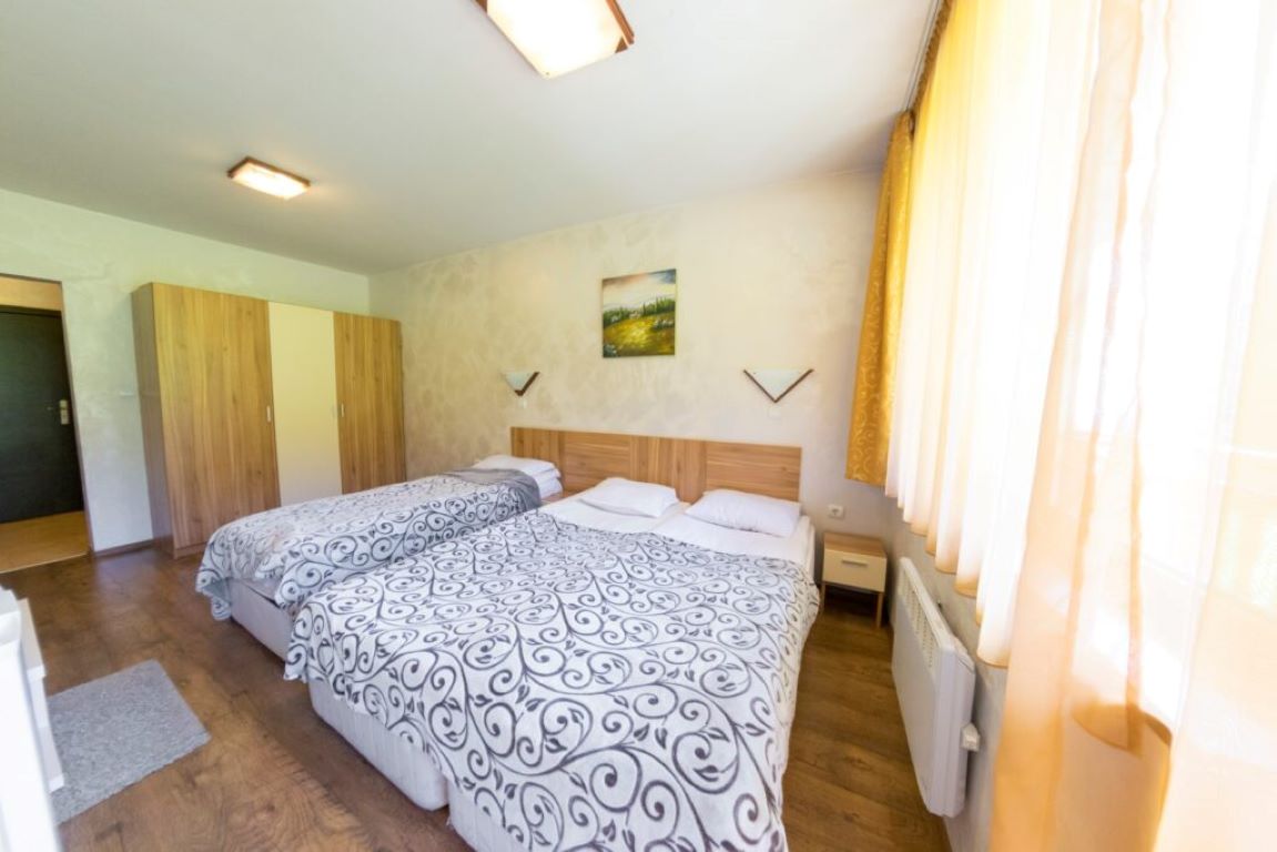 Forest Nook Hotel-Trokrevetna soba.jpg
