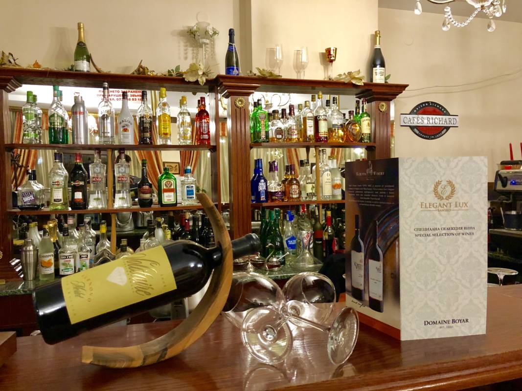 Elegant Lux-Lobby bar.jpg