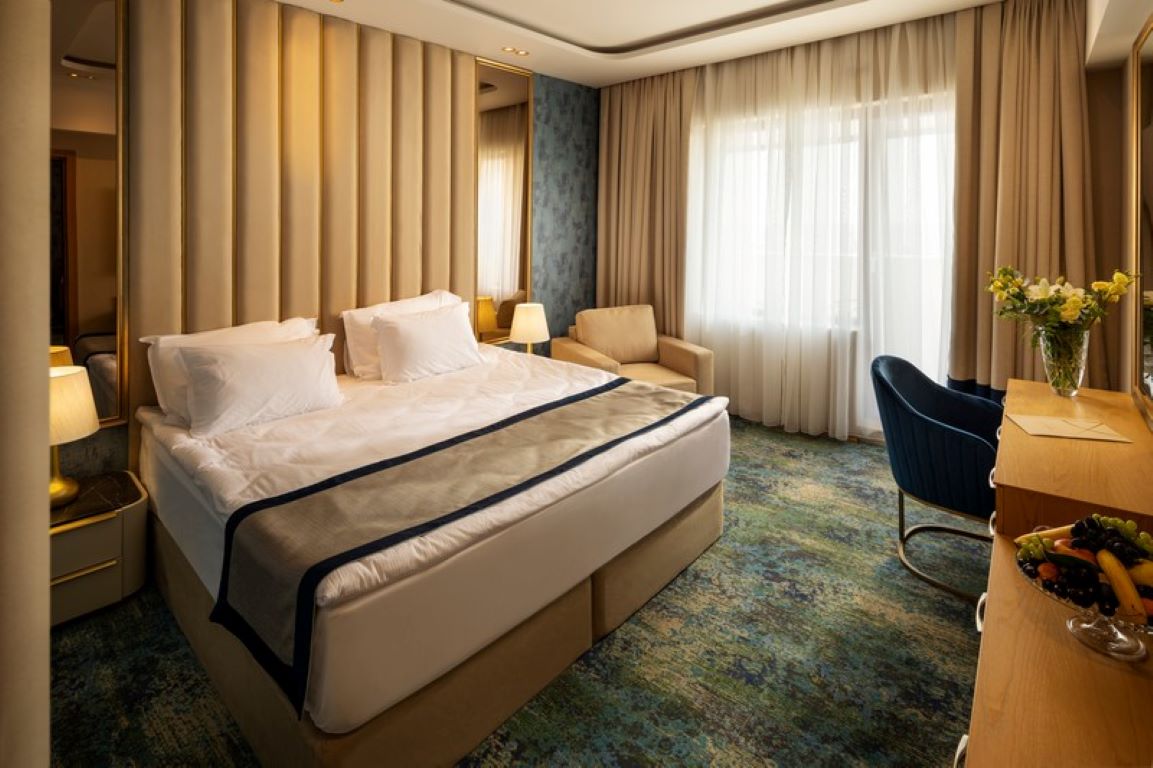 Admiral Hotel-Delux suite.jpg