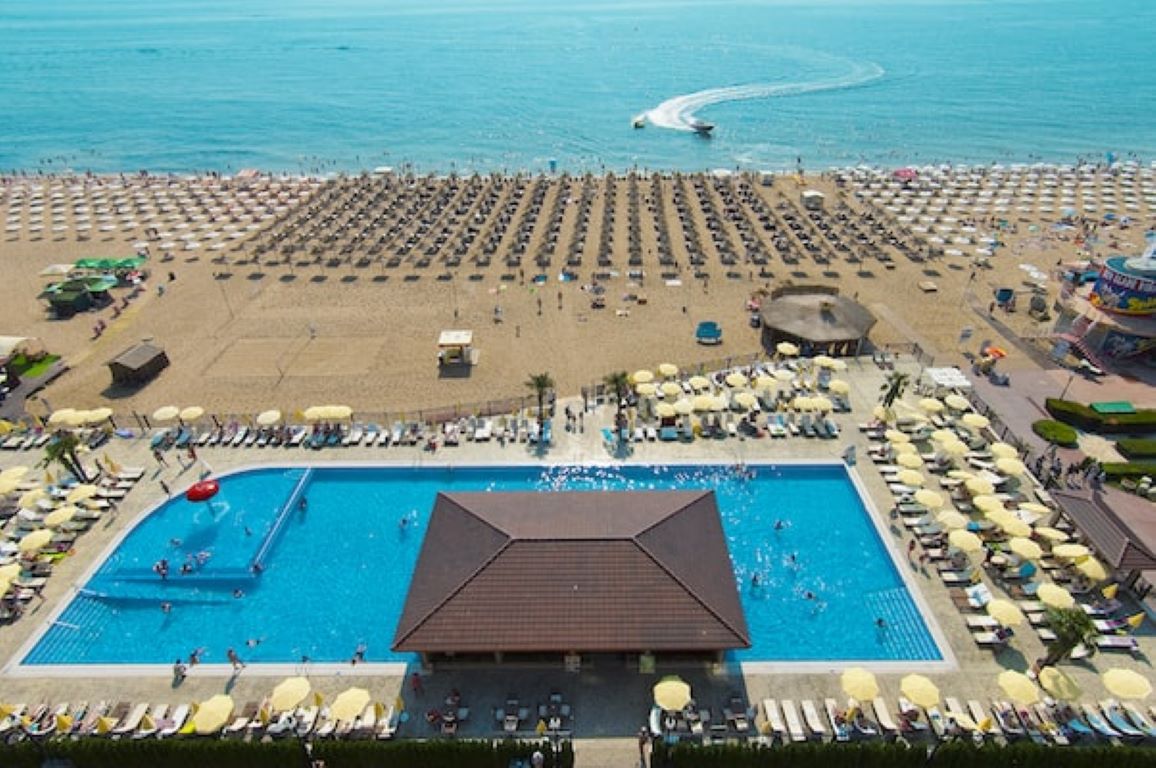Admiral Hotel-Plaza i bazen.jpg