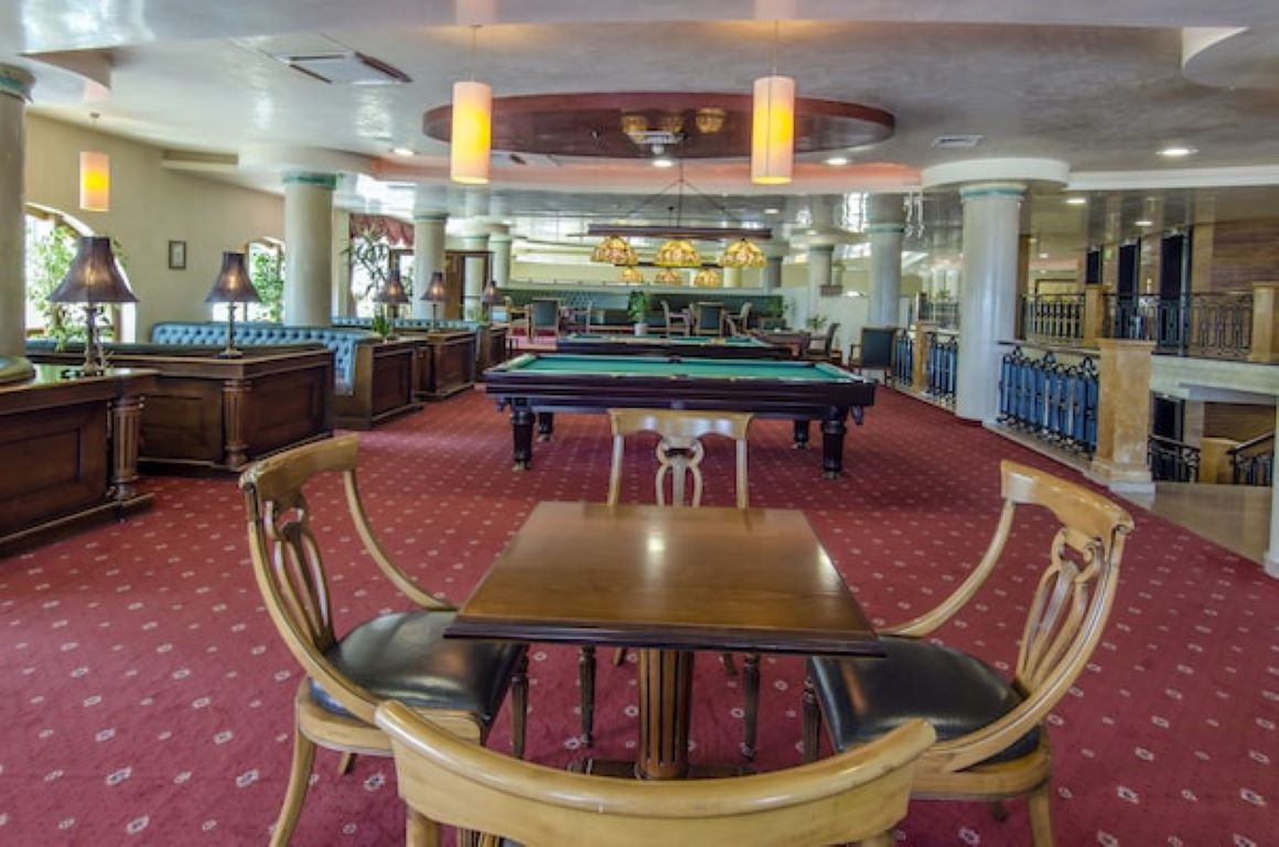Admiral Zlatni Pjasci-Bar mezanine.jpg