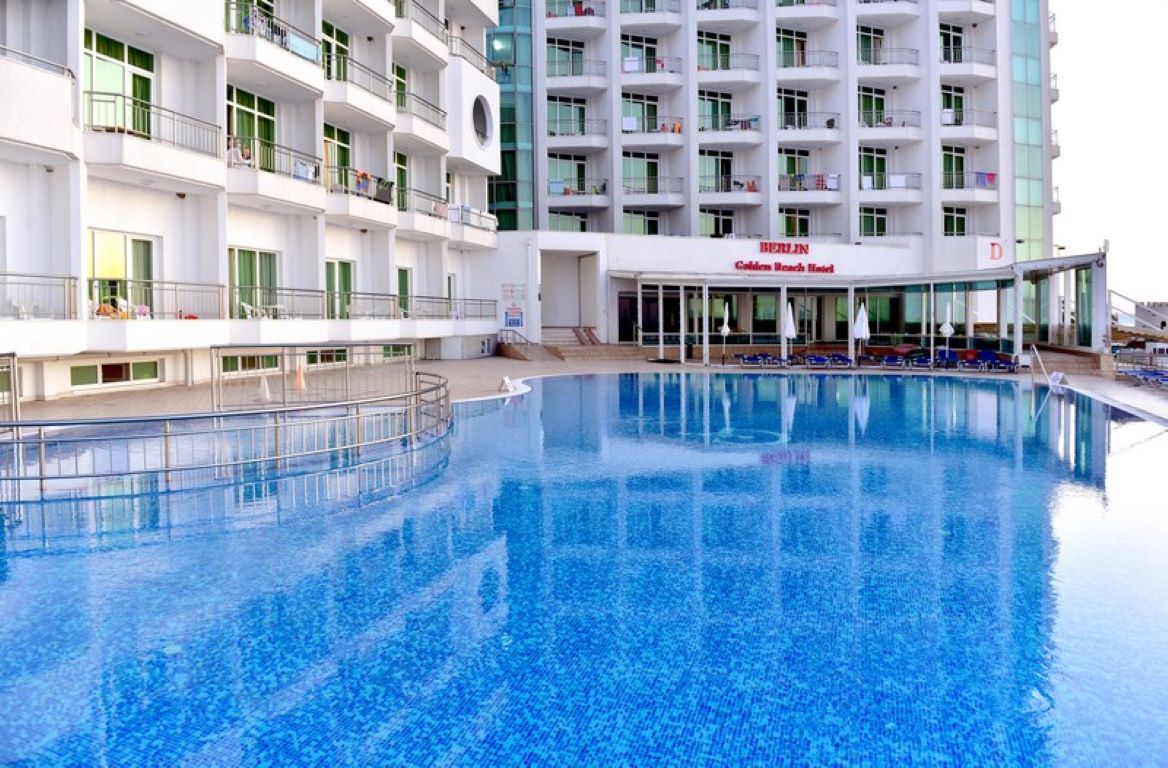 Berlin Golden Sands-Bazen.jpg