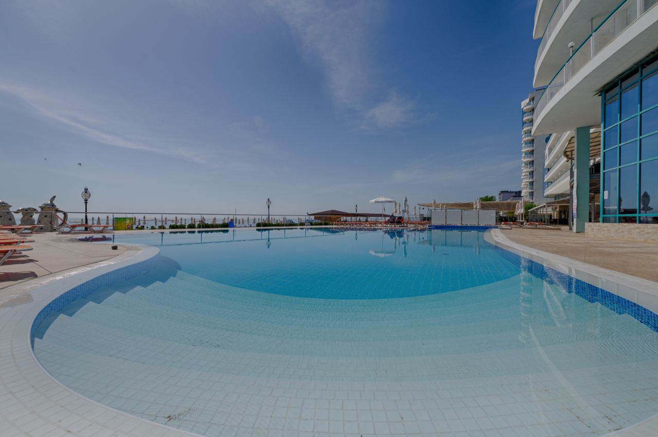 Hotel Berlin Golden Sands-Bazen.jpg