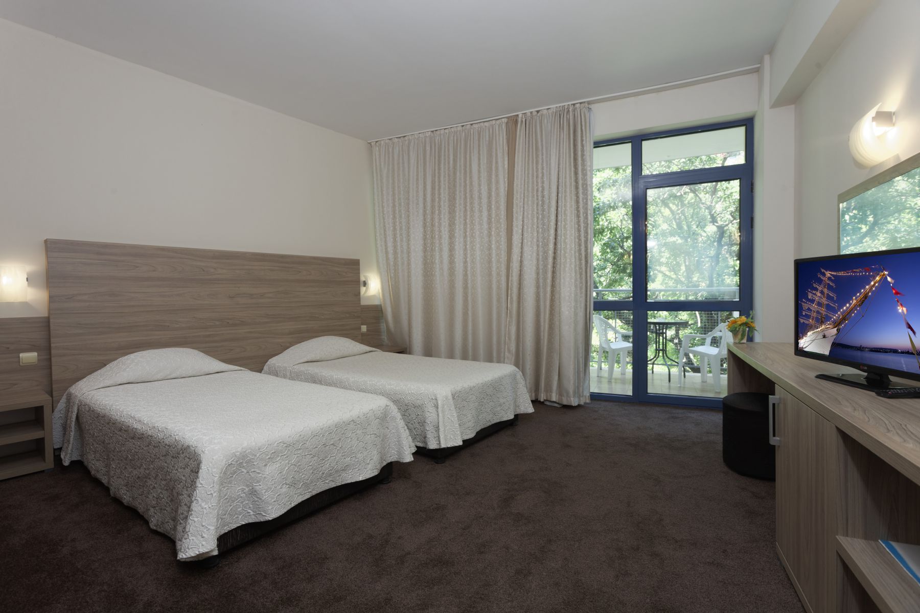 Hotel Elena-Standardna soba park.jpg