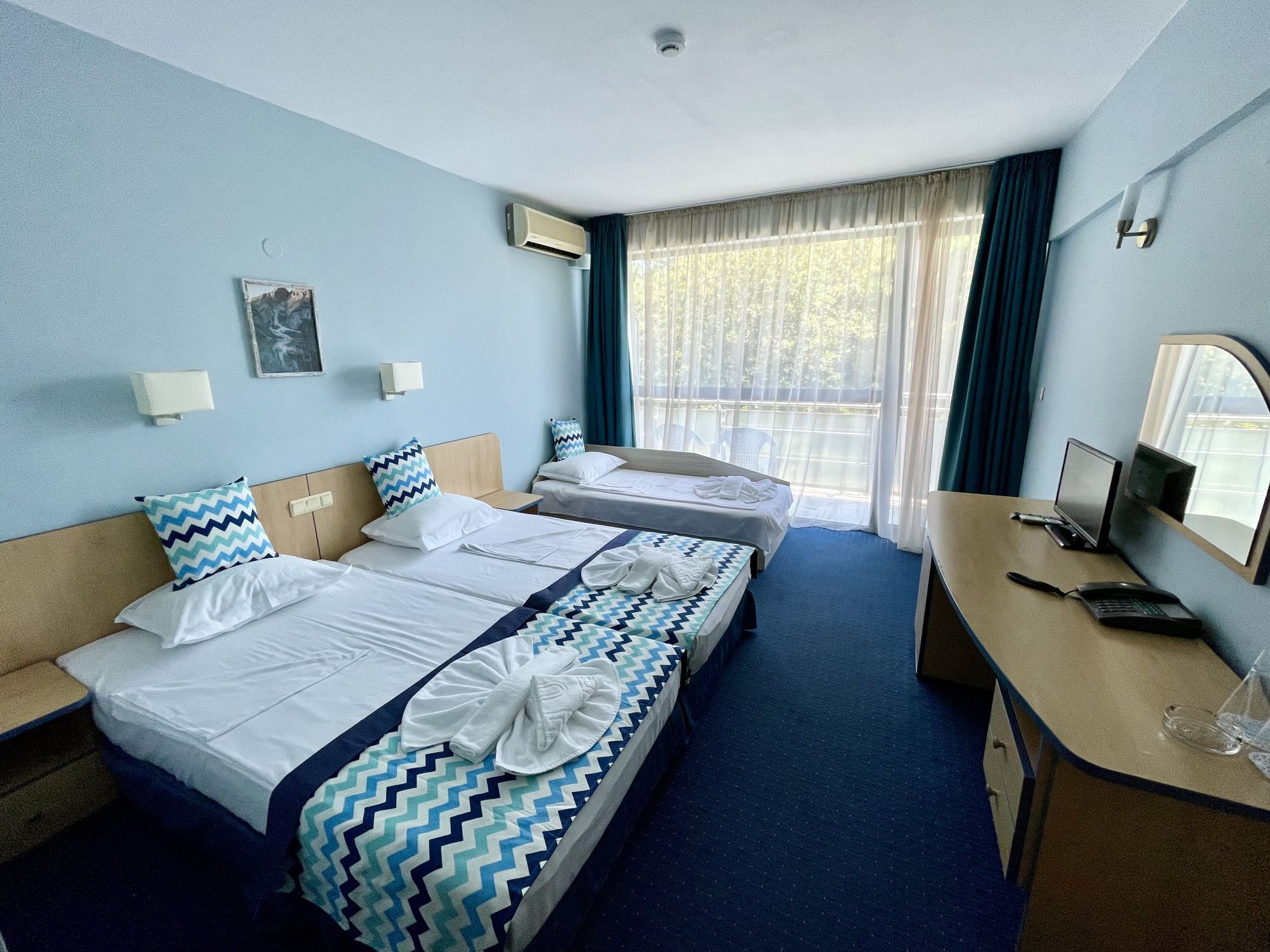 Holiday Park-Trokrevetna soba.jpg