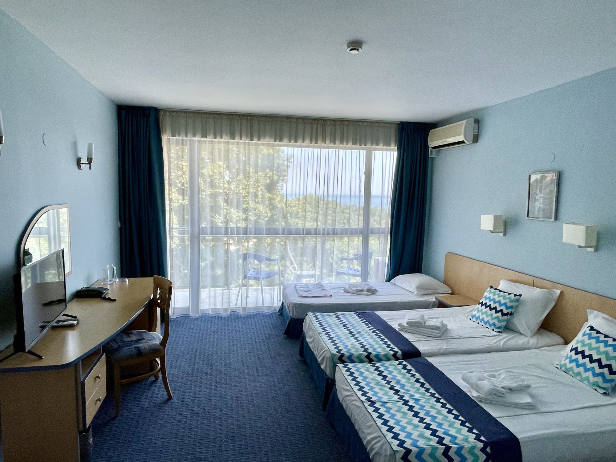 Hotel Holiday Park-Trokrevetna soba.jpg