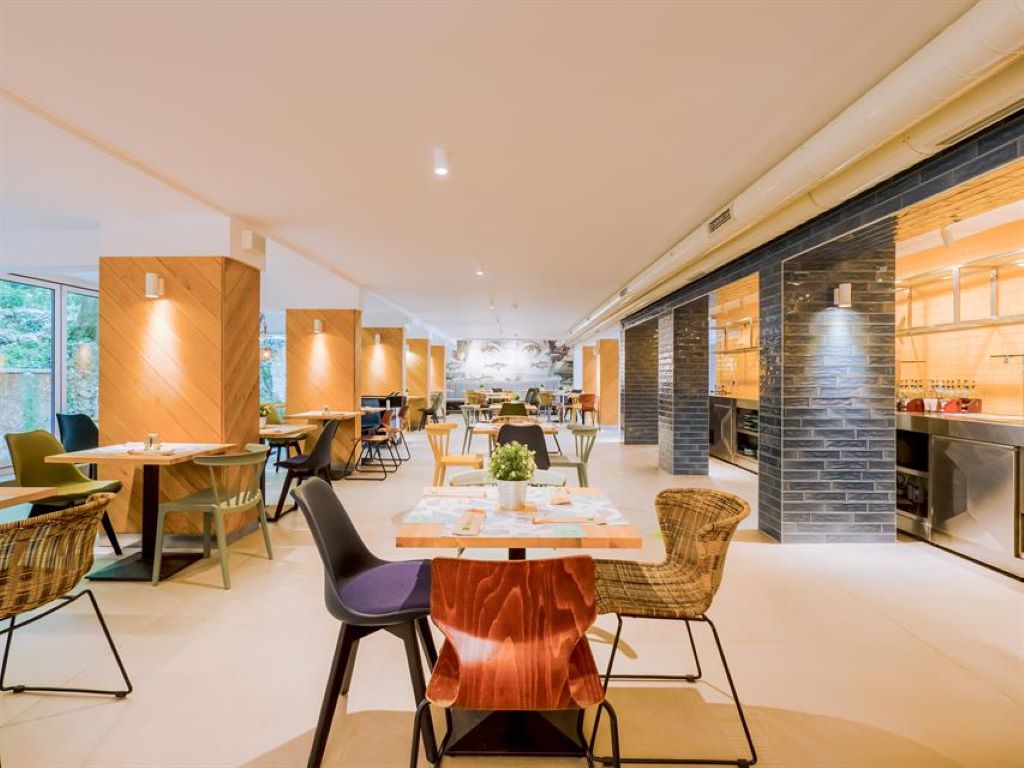 Hotel Ibis Styles Golden Sands Roomer-Restoran.jpg