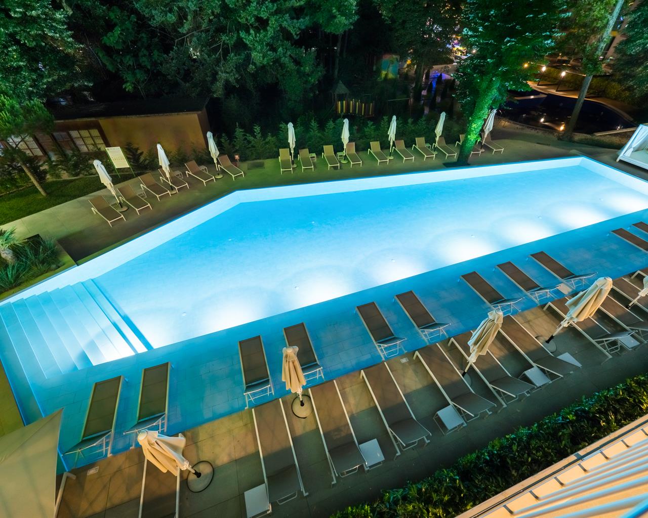 Ibis Styles Golden Sands Roomer-Bazen nocu.jpg