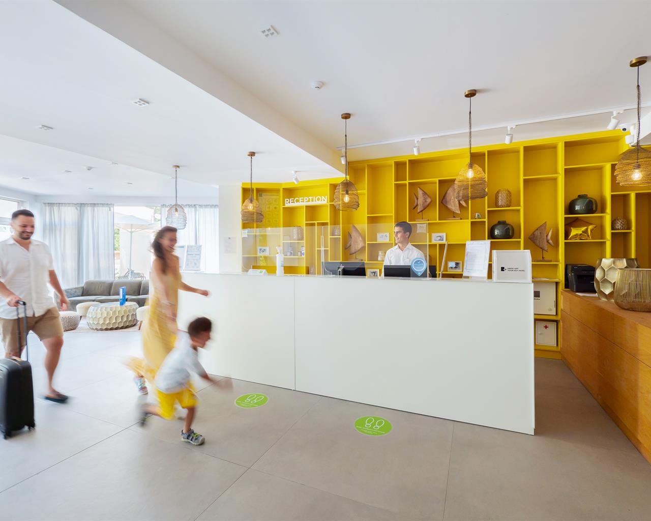 Ibis Styles Golden Sands Roomer-Recepcija.jpg