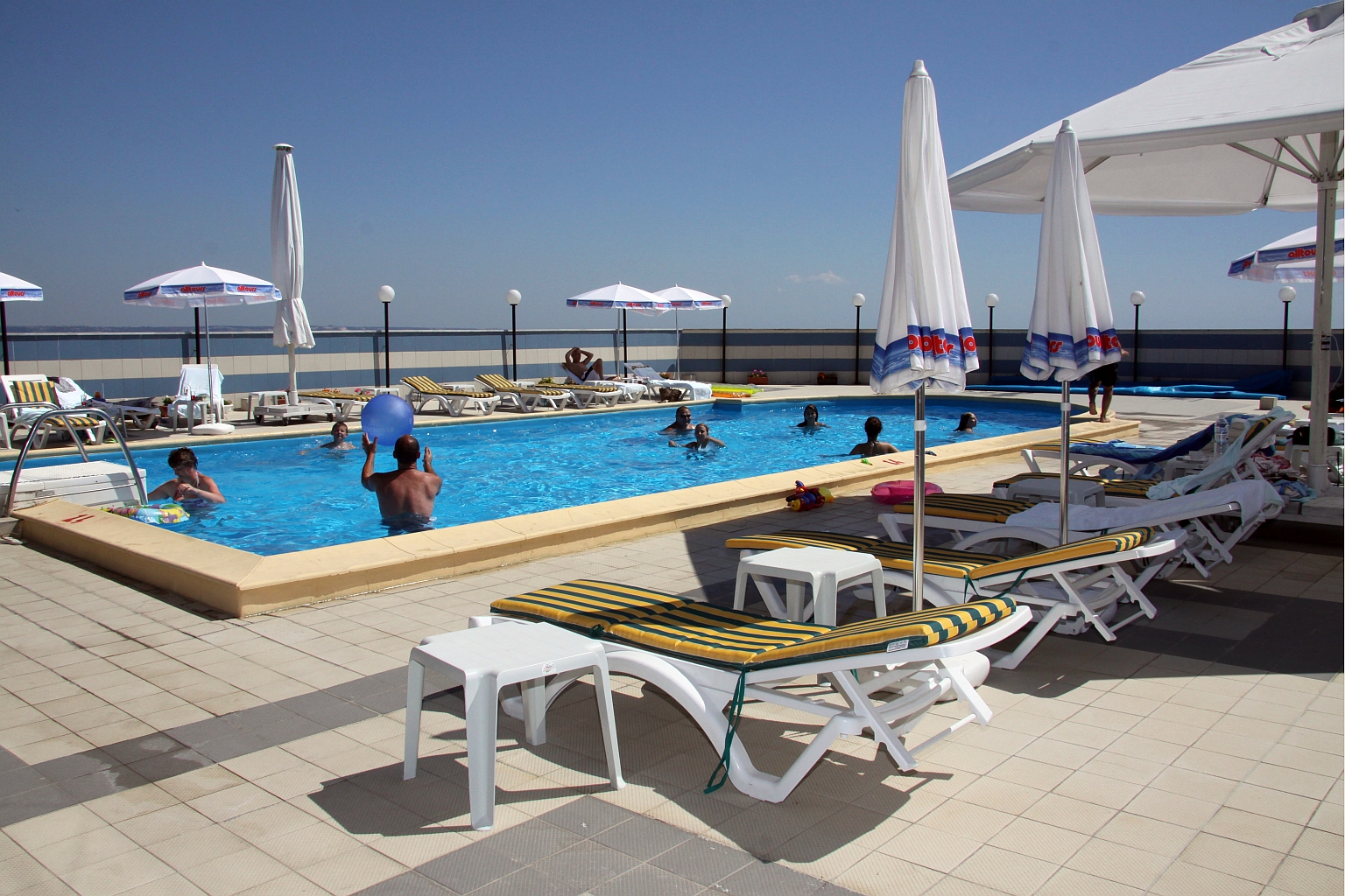Hotel Lilia-Bazen na krovu.jpg