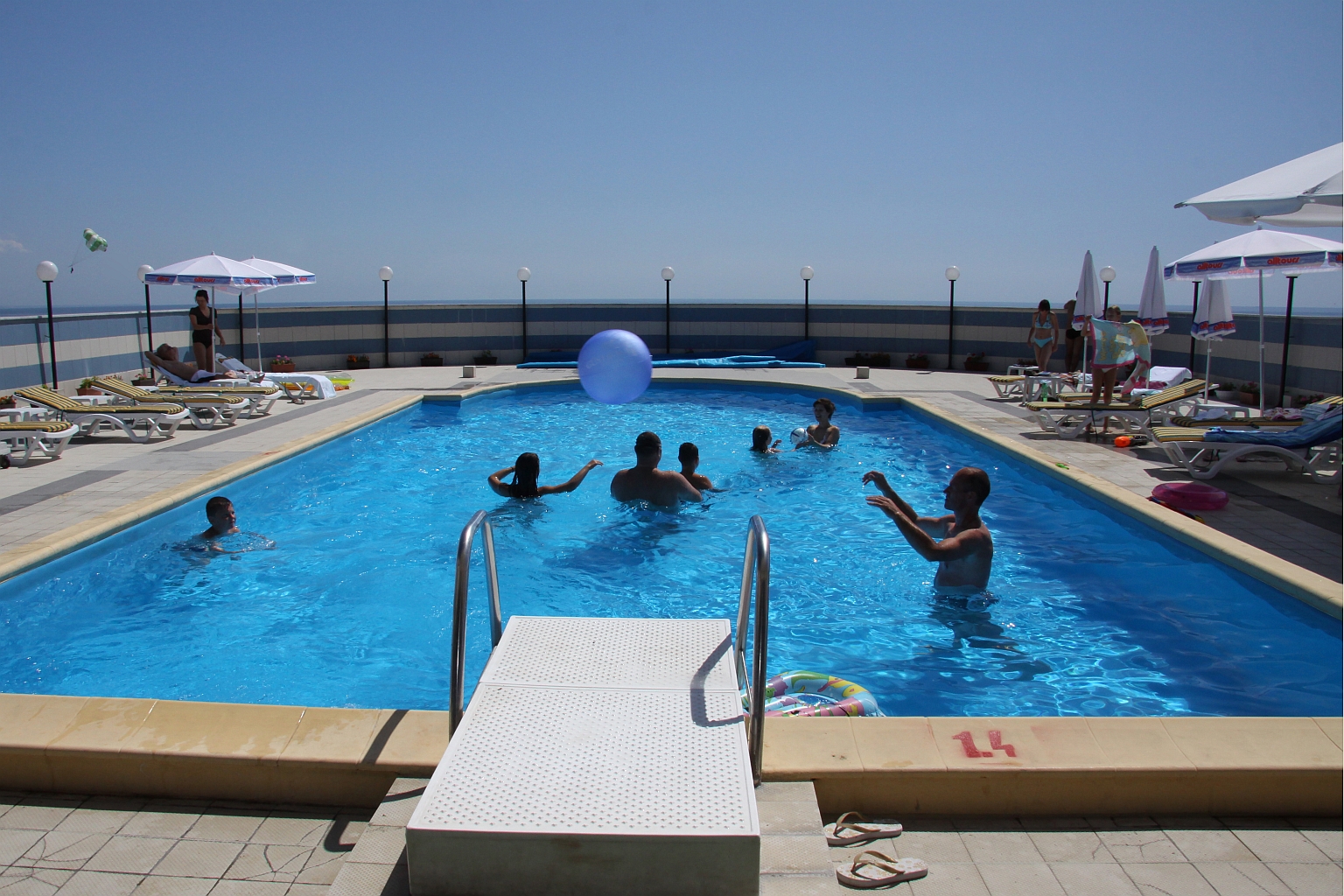 Lilia Hotel-Bazen na krovu.jpg
