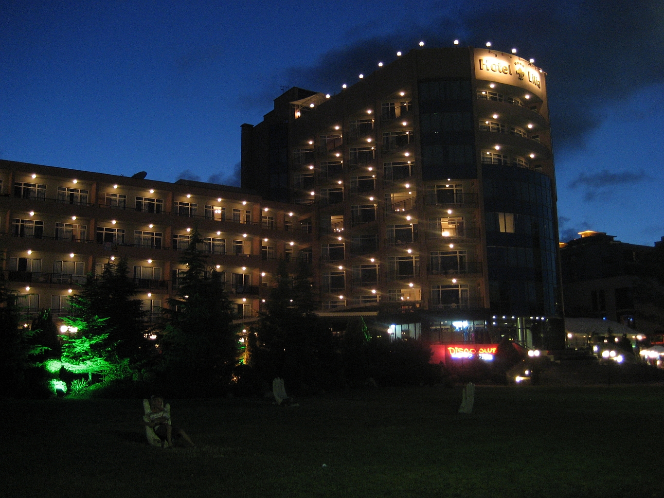 Lilia Hotel-Izgled nocu.jpg