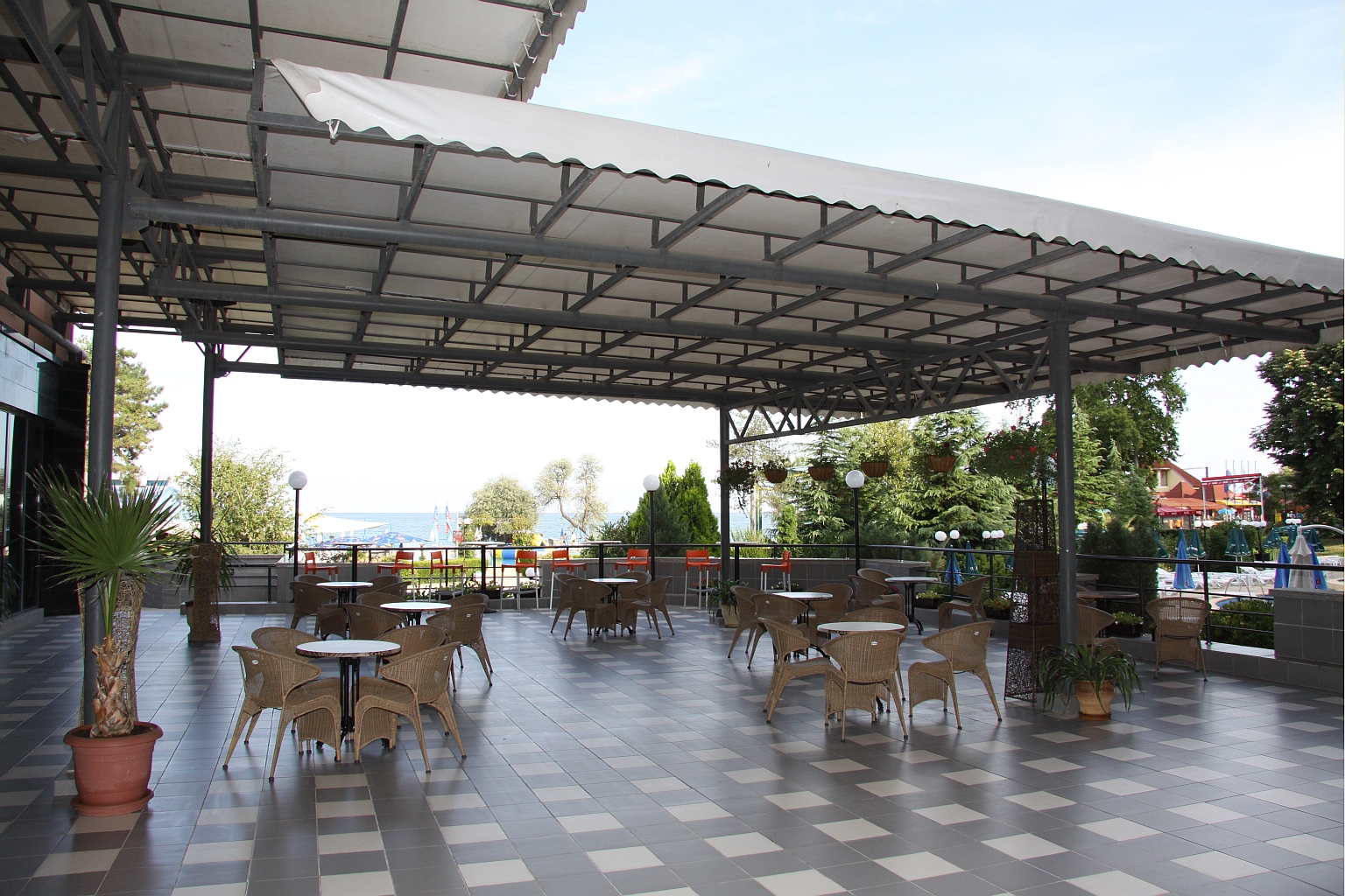 Lilia Hotel-Terasa lobby bara.jpg