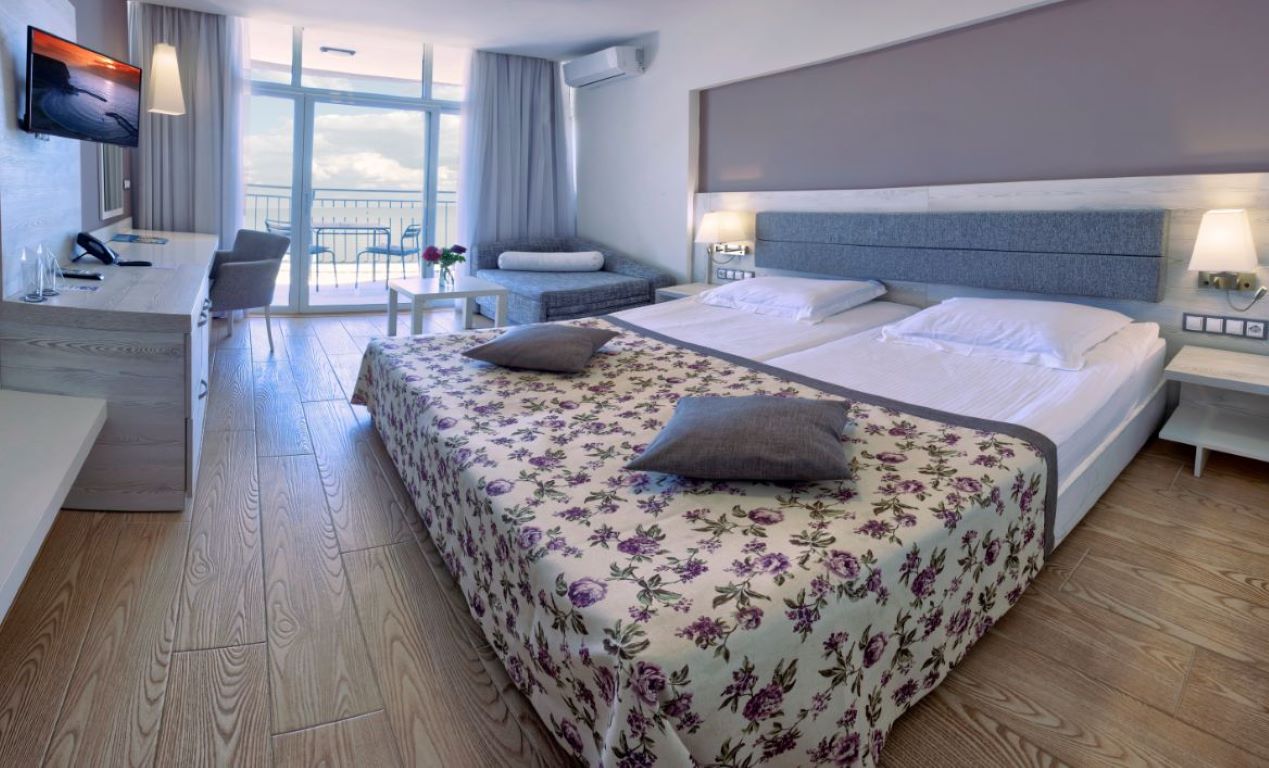 Luna Hotel-Delux soba pogled more.jpg