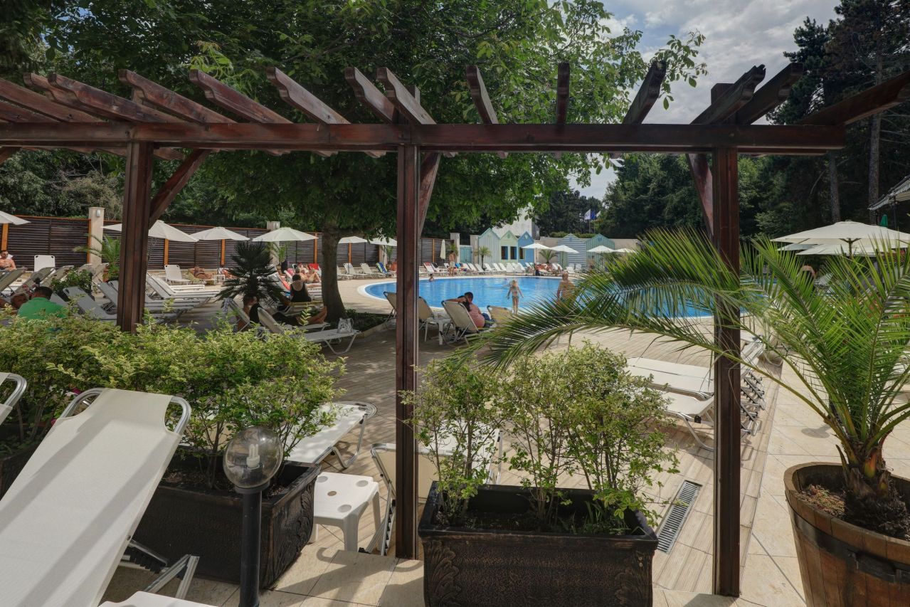 Hotel Mirabelle-Okruzenje bazena.jpeg