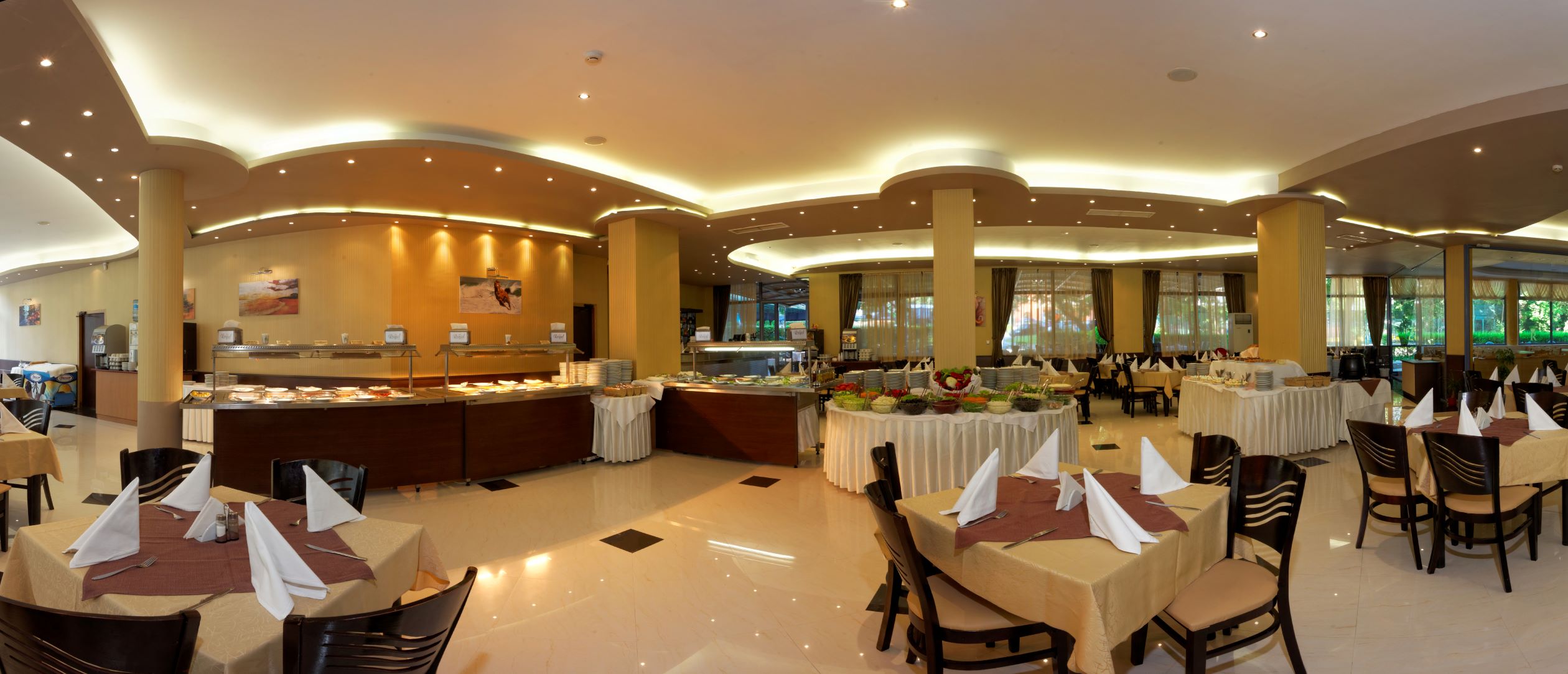 Royal Hotel-Restoran.jpg