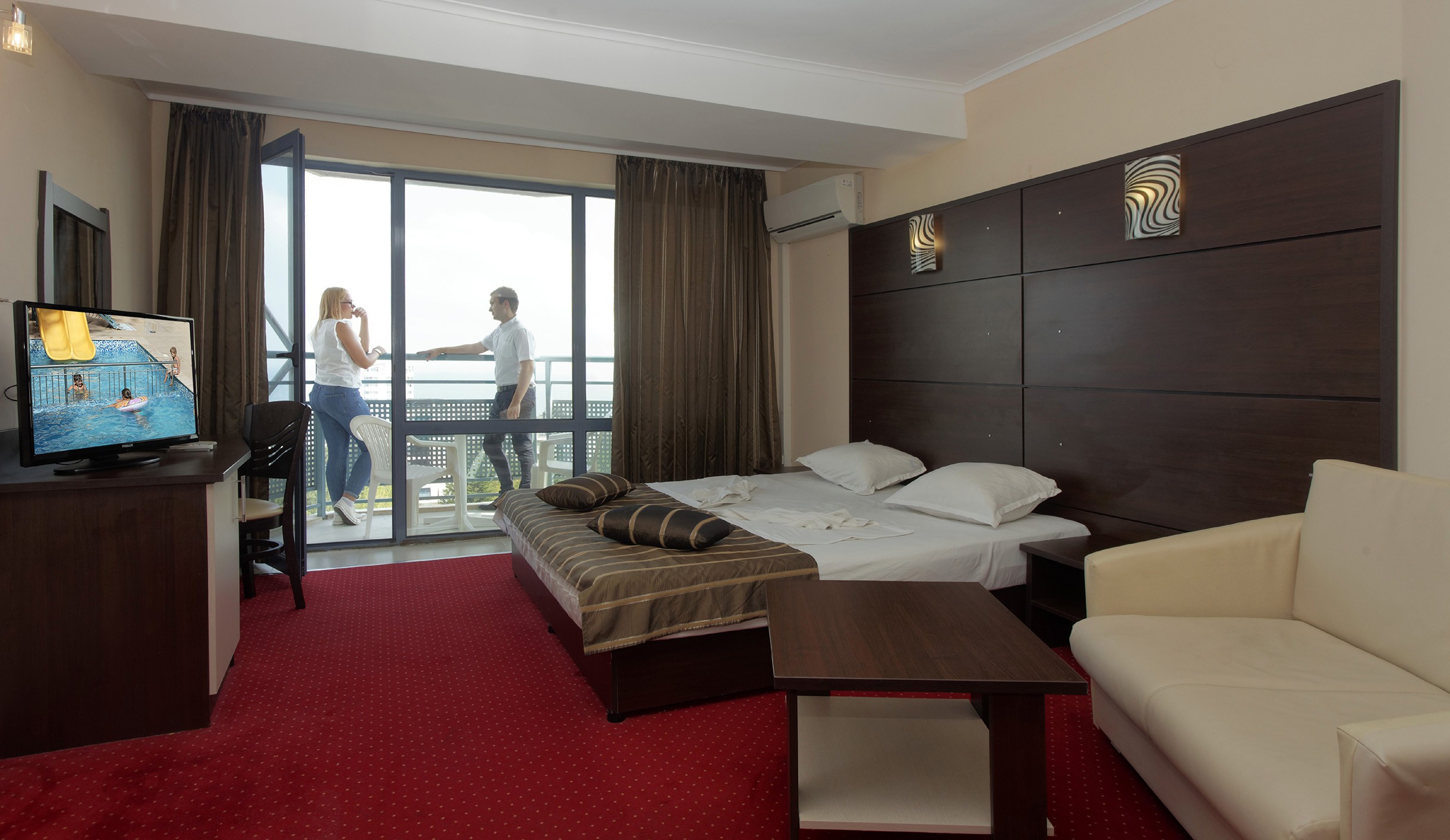 Royal Hotel-Superior soba pogled more ili park.jpg