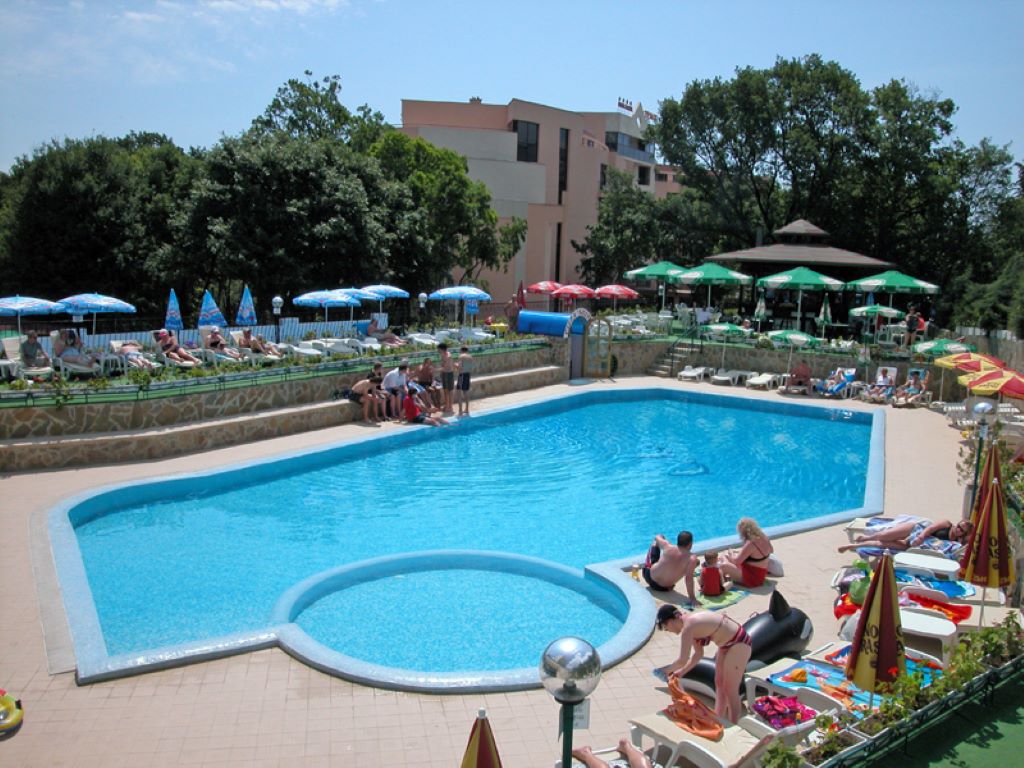 Hotel Shipka-Otvoren bazen.jpg