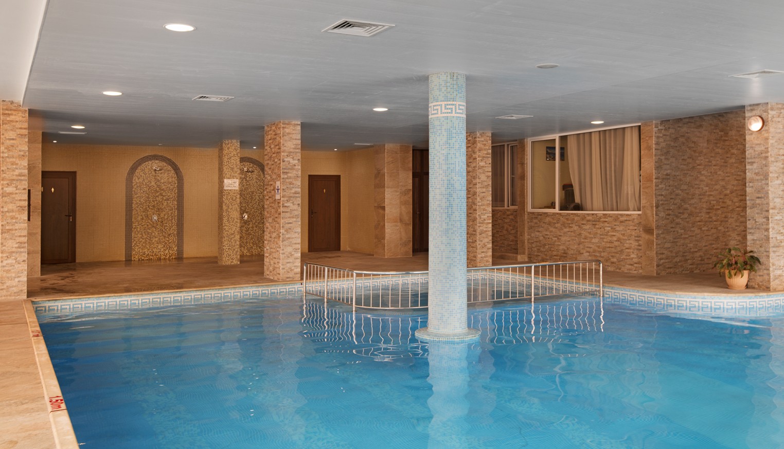 Shipka Hotel-zatvoren bazen.jpg