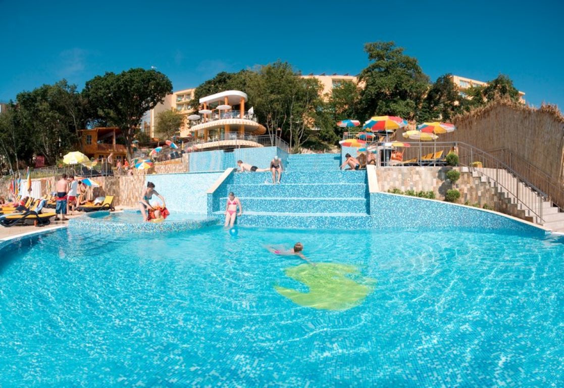 Hotel Sunrise-Kaskadni bazeni.jpg