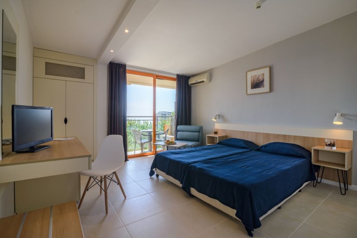 Hotel Sunrise-Standardna soba pogled more ili park.jpg
