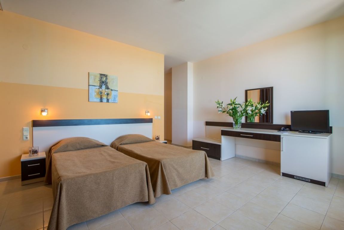 Sunrise Hotel-Comfort soba pogled more ili park.jpg