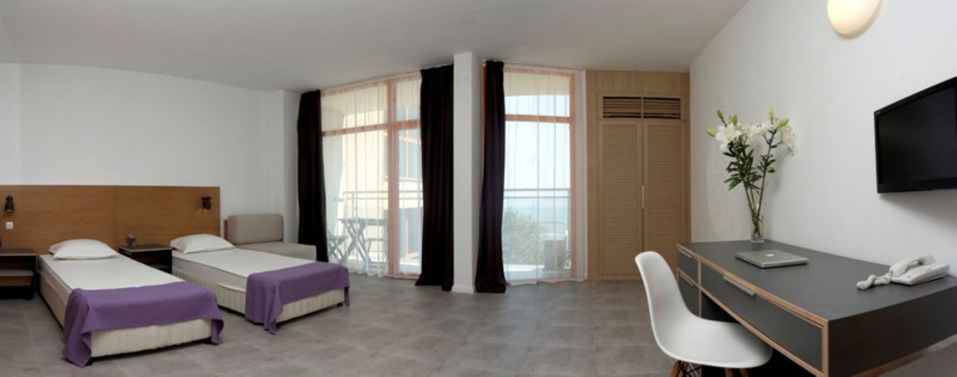 Sunrise Hotel-Executive soba pogled more ili park.jpg
