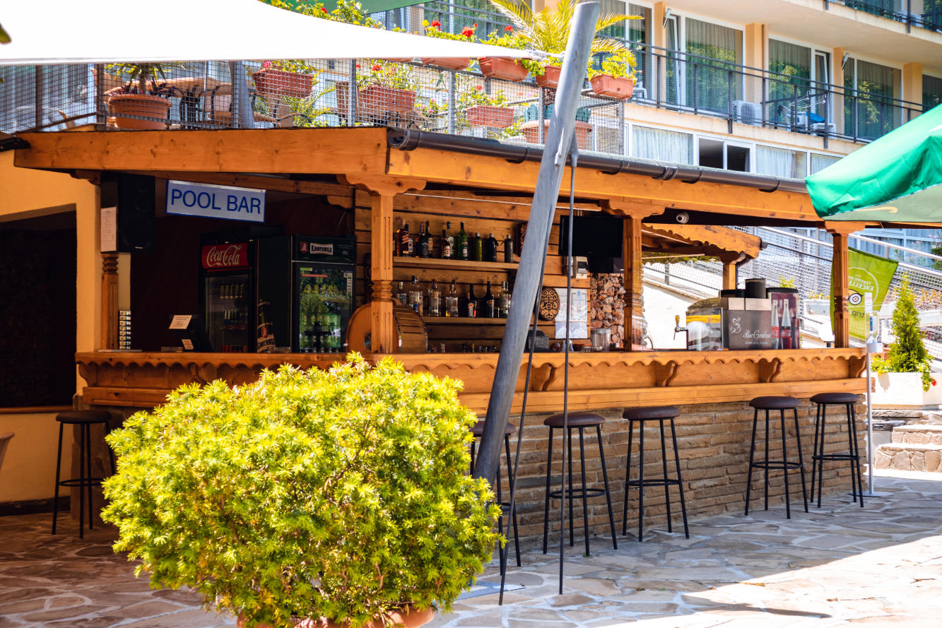 Gradina Hotel-Bar na bazenu.jpg