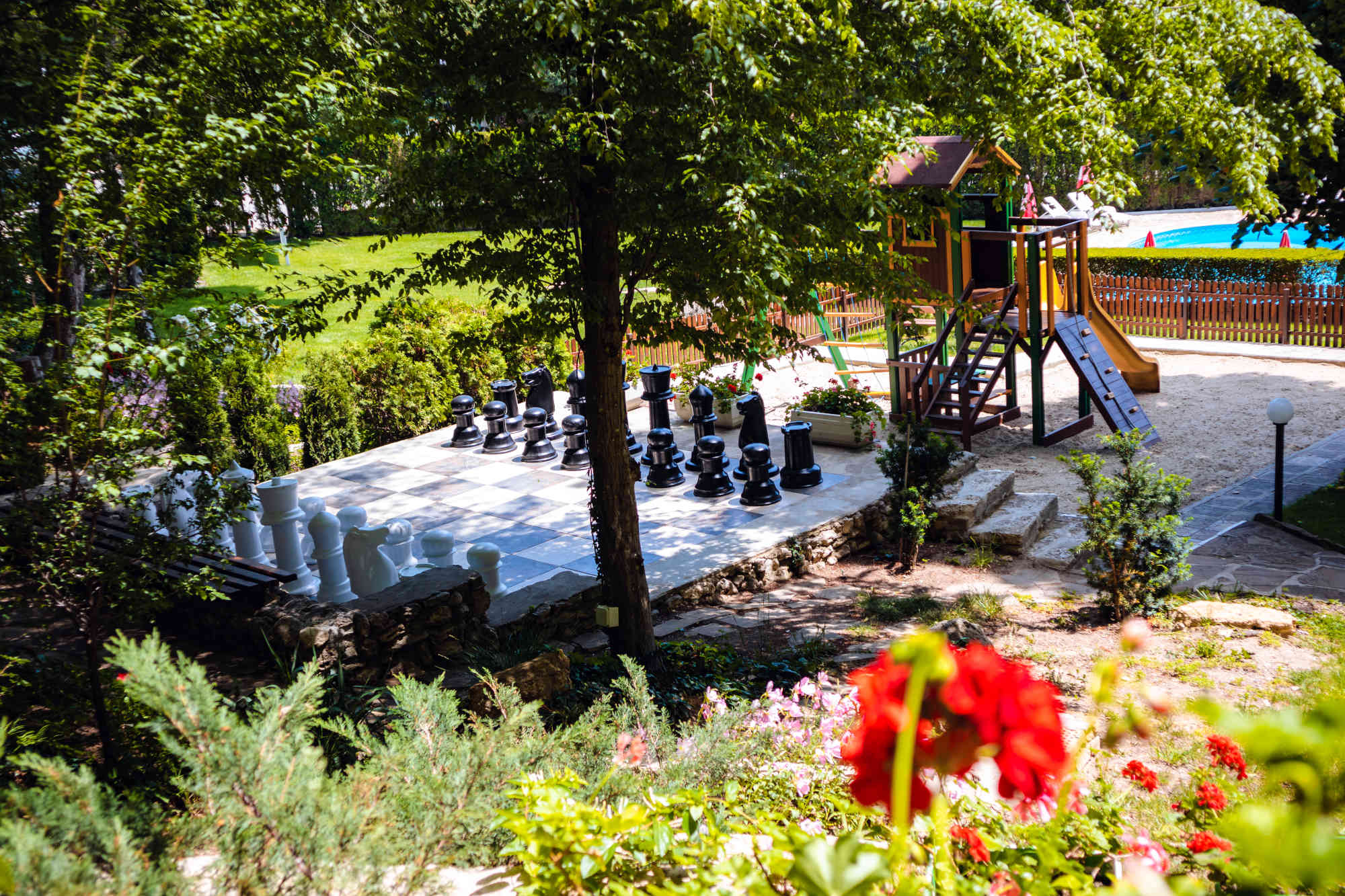 Gradina Hotel-Basta i sah.jpg