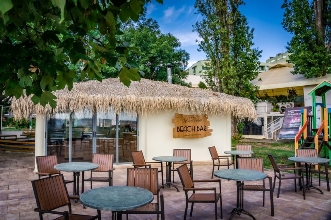 Park Hotel Golden Beach-Bar na plazi.jpg
