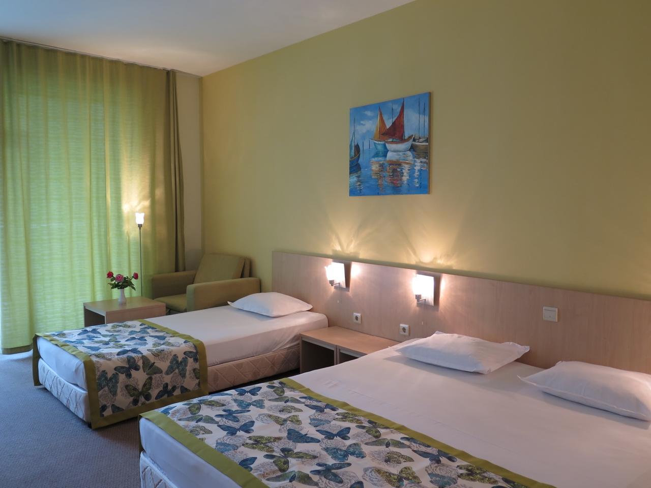 Park Hotel Golden Beach-Trokrevetna soba.jpg