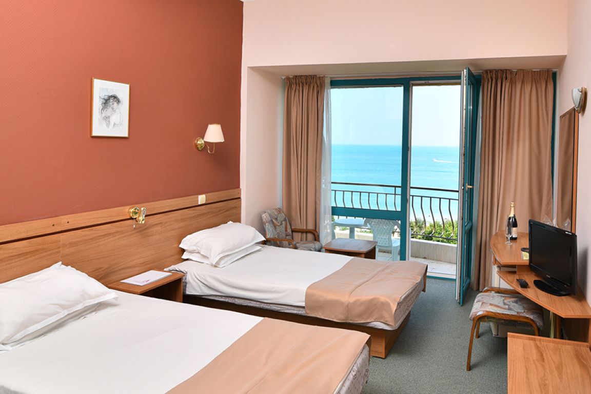 Hotel Ambassador-Standardna soba pogled more ili park.jpg