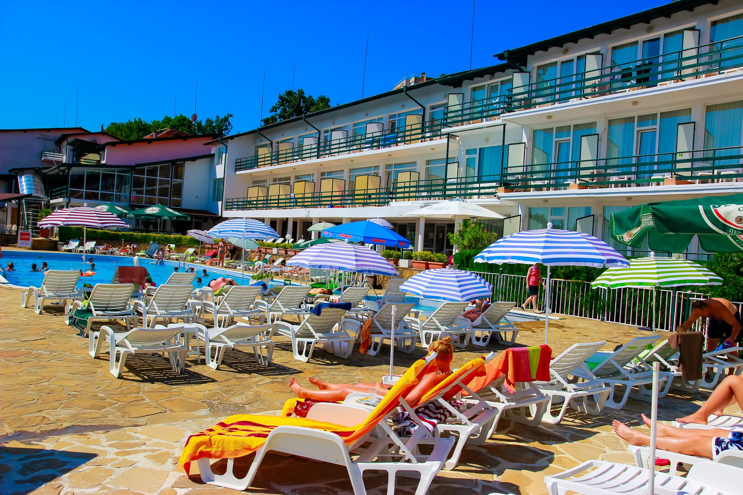 KIni Park Hotel-Okruzenje bazen.jpg